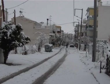 Αυτός είναι ο ντελιβεράς που έγινε viral: Βγήκε μέσα στα χιόνια να παραδώσει παραγγελία (βίντεο)